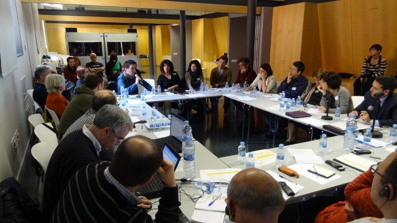 Reunión de Euskal Etxeas de Europa y Asia-Australia. Al fondo, las cabinas de interpretación. El euskera (sobre todo), el castellano y el francés fueron los idiomas elegidos por los delegados para intervenir (foto EuskalKultura.com)